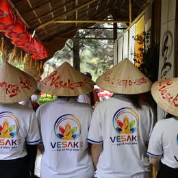 Ngày đầu tiên Đại lễ Vesak 2026 tại Đà Lạt mở ra giữa sương và mưa nhẹ — phố núi thêm trong, lòng người dịu xuống. Đại lễ tiếp tục trong hai ngày 24–25/05.